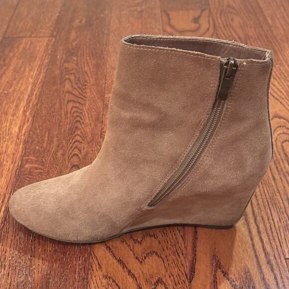 Vince Camuto Melisa Women 8 Beige Tan Leather Suede Wedge Heel Ankle Booties - Picture 5 of 13